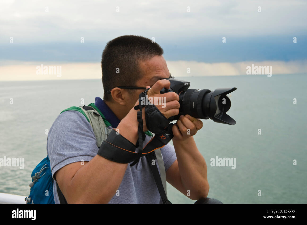 Turistica prendendo le foto sul molo di Brighton Brighton East Sussex England Regno Unito Foto Stock