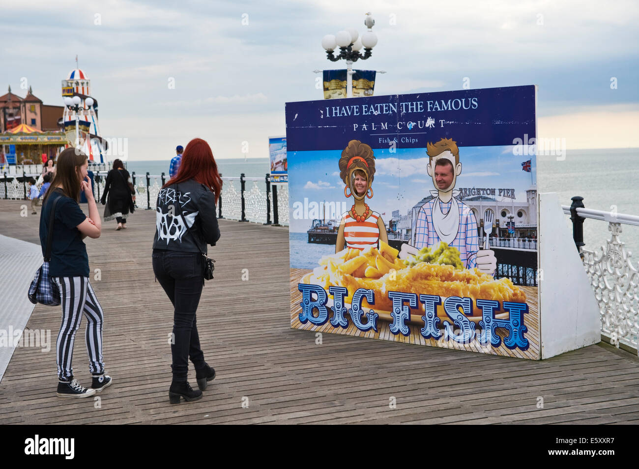 I turisti aventi le loro foto scattata sul molo di Brighton Brighton East Sussex England Regno Unito Foto Stock