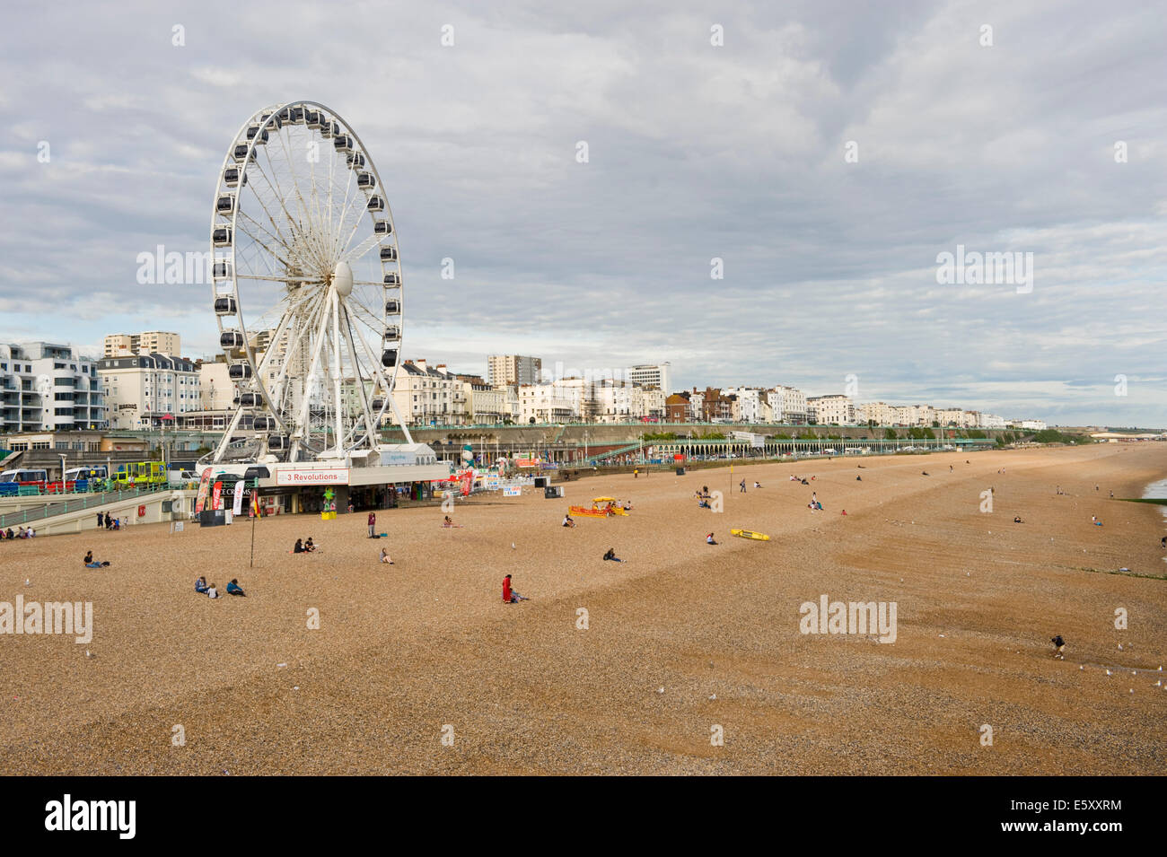 Vista sulla spiaggia e ruota turistica a Brighton East Sussex England Regno Unito Foto Stock