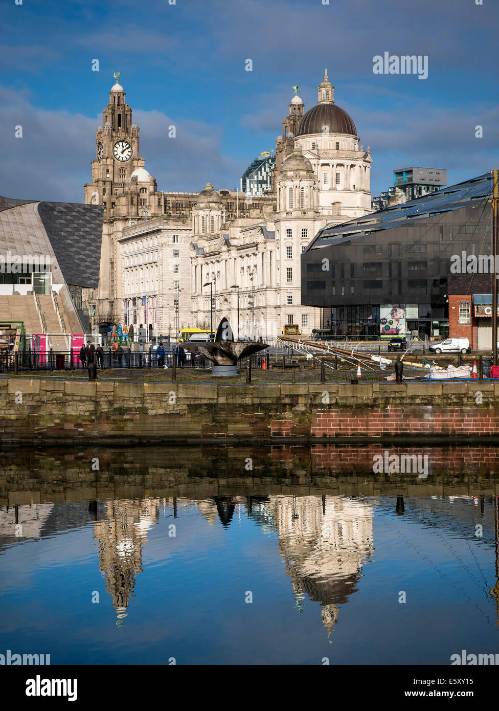 Porto di Tyne and Liver Building da Albert Dock, Liverpool. Destinazione turistica Foto Stock