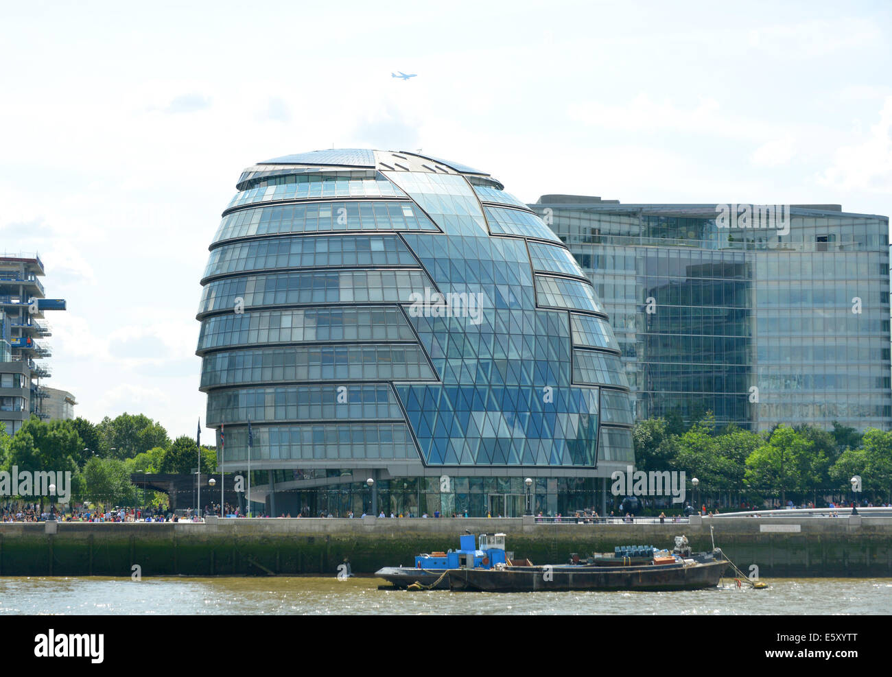 Municipio di Londra sulla riva del fiume Tamigi, progettato da Norman Foster e completato nel 2002 Foto Stock