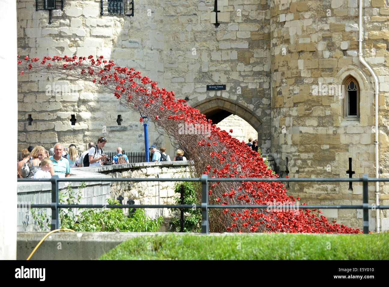 Bloodswept terre e mari di rosso, migliaia di papaveri in ceramica per artista Paolo Cummins presso la Torre di Londra WW1 memorial Foto Stock