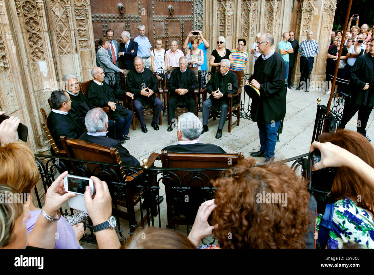 El Tribunal de las Aguas / l'acqua corte, Puerta de los Apóstoles, Catedral de Valencia, Plaza de la Virgen di Valencia, Spagna Foto Stock