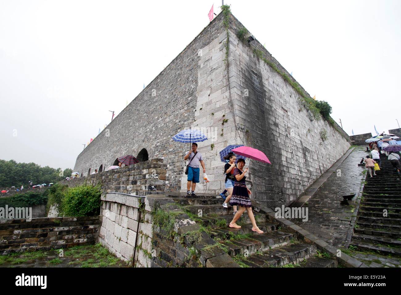 Nanjing. 8 Ago, 2014. Turisti visitano il Zhonghuamen Gate, a barbican che fa parte delle antiche mura della città di Nanjing, a est della capitale cinese della provincia di Jiangsu, e il Agosto 8, 2014. Nanjing della parete della città è stata costruita tra il 1366 e 1386, i primi anni della dinastia Ming (1368-1644). Una volta che la dinastia dei capitali propri Nanjing utilizzato per essere racchiuso da quattro strati di pietra-brick city walls. Dopo sei secoli di erosione naturale e distruzione umana a scopo, la lunghezza della restante parete della città di totali 25 chilometri di oggi, che fa ancora un record mondiale. © Xinhua/Alamy Live News Foto Stock