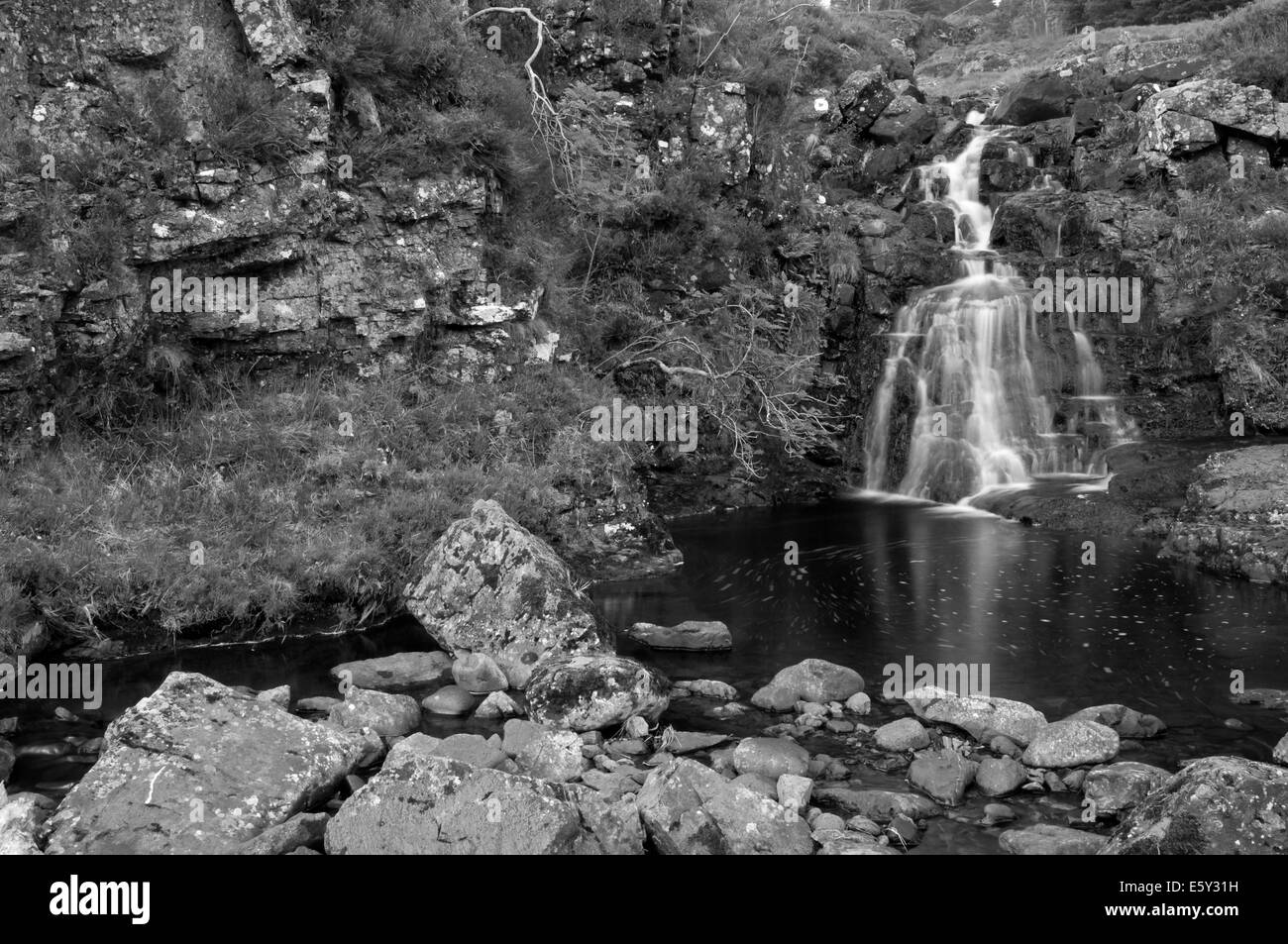 Cascata in Glen fragili che fluisce nel cocco Allt' un' Mhadaidh Foto Stock