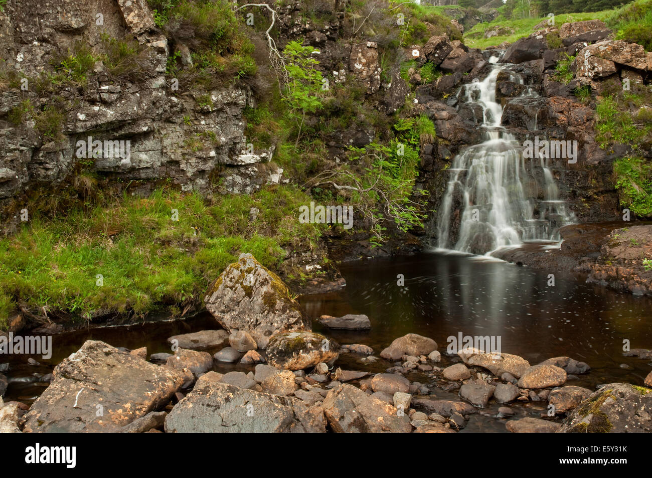 Cascata in Glen fragili che fluisce nel cocco Allt' un' Mhadaidh Foto Stock