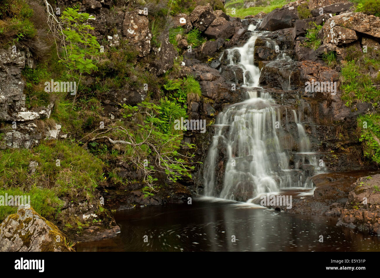 Cascata in Glen fragili che fluisce nel cocco Allt' un' Mhadaidh Foto Stock