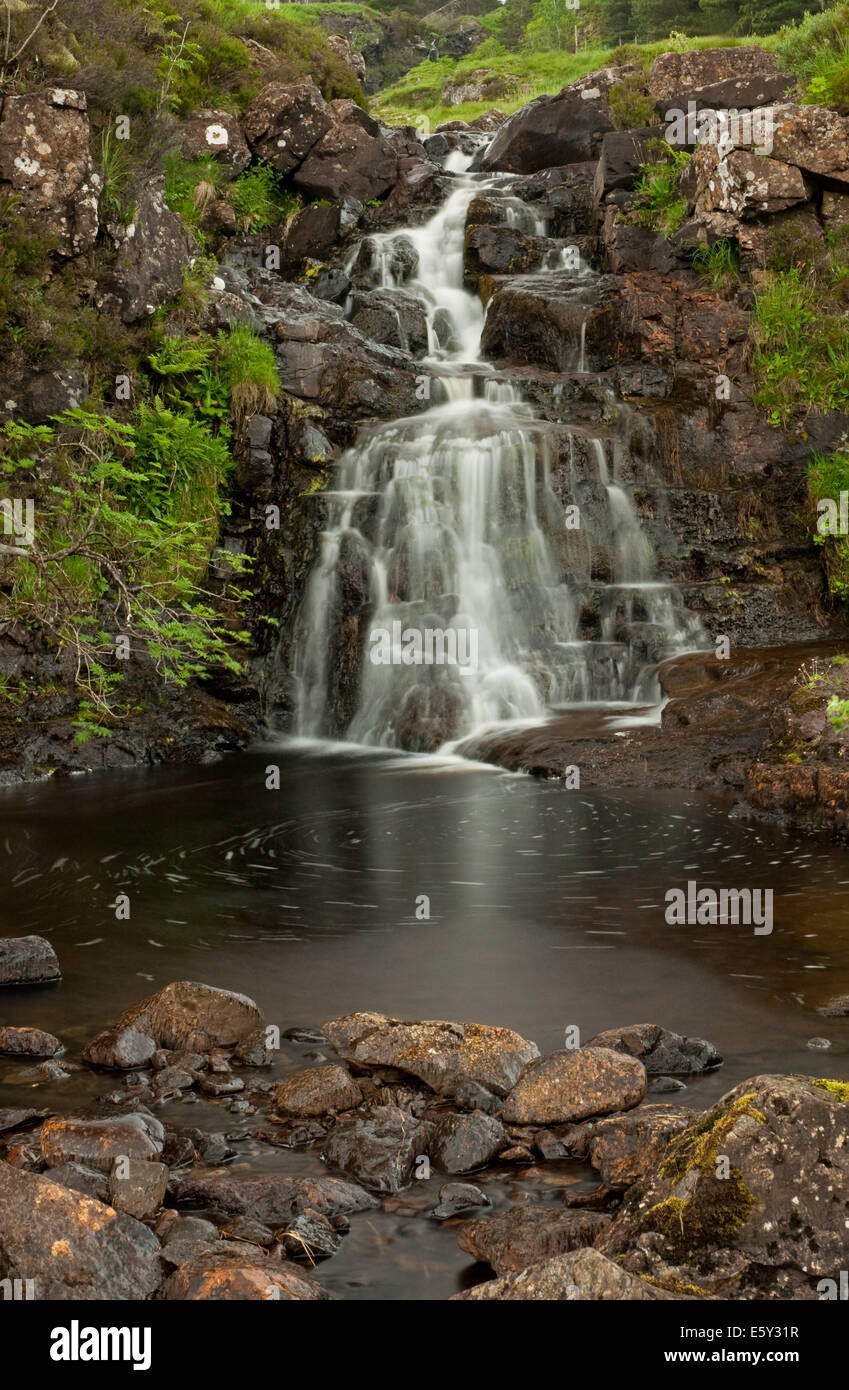 Cascata in Glen fragili che fluisce nel cocco Allt' un' Mhadaidh Foto Stock