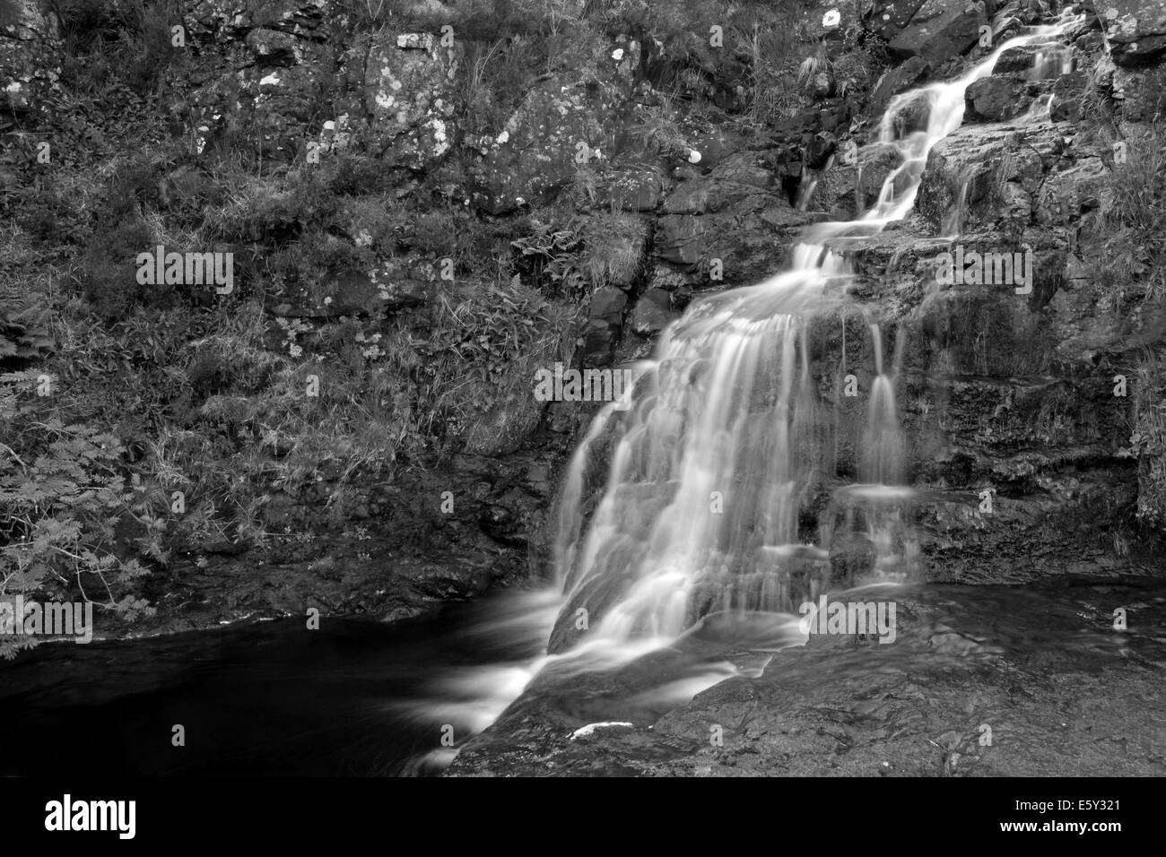 Cascata in Glen fragili che fluisce nel cocco Allt' un' Mhadaidh Foto Stock