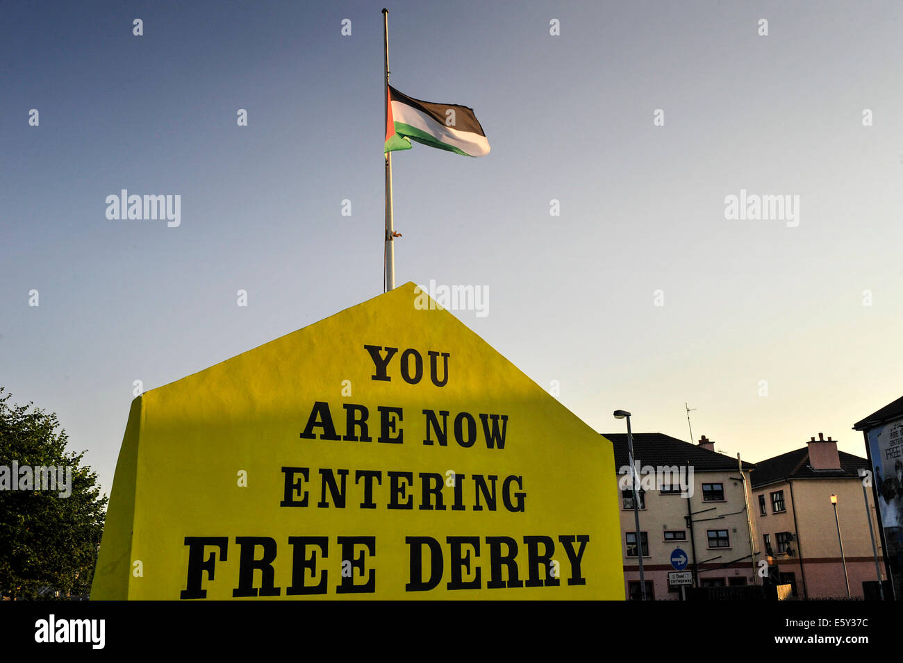 Bandiera palestinese battenti dall'iconica libera Derry parete nel Bogside, Derry, Londonderry, Irlanda del Nord. Foto Stock
