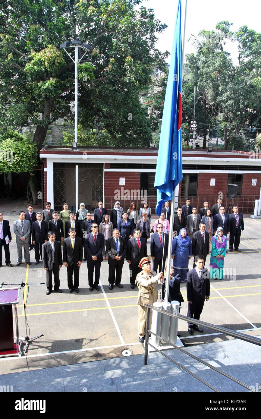 Dacca in Bangladesh. Il 7 agosto, 2014. Alzando la bandiera ASEAN presso l' ambasciata della Repubblica di Indonesia di Dhaka venerdì 8 agosto 2014. Bandiera ASEAN sollevamento cerimonia per il suo 47o anniversario della fondazione celebrazione. Foto Stock