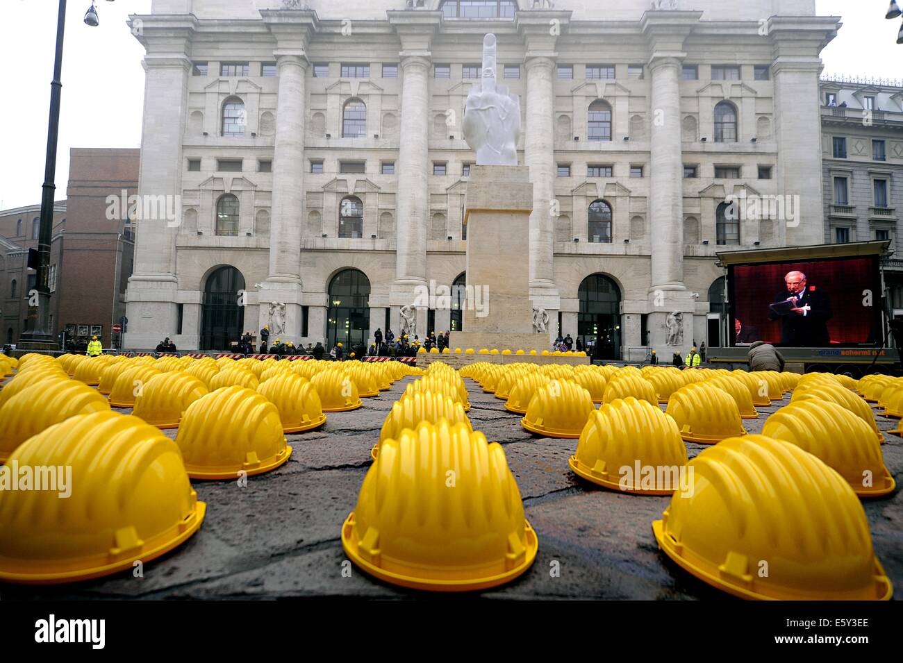 Milano, Italia, protesta degli operai della costruzione contro la crisi economica e la disoccupazione di fronte alla vecchia borsa Foto Stock