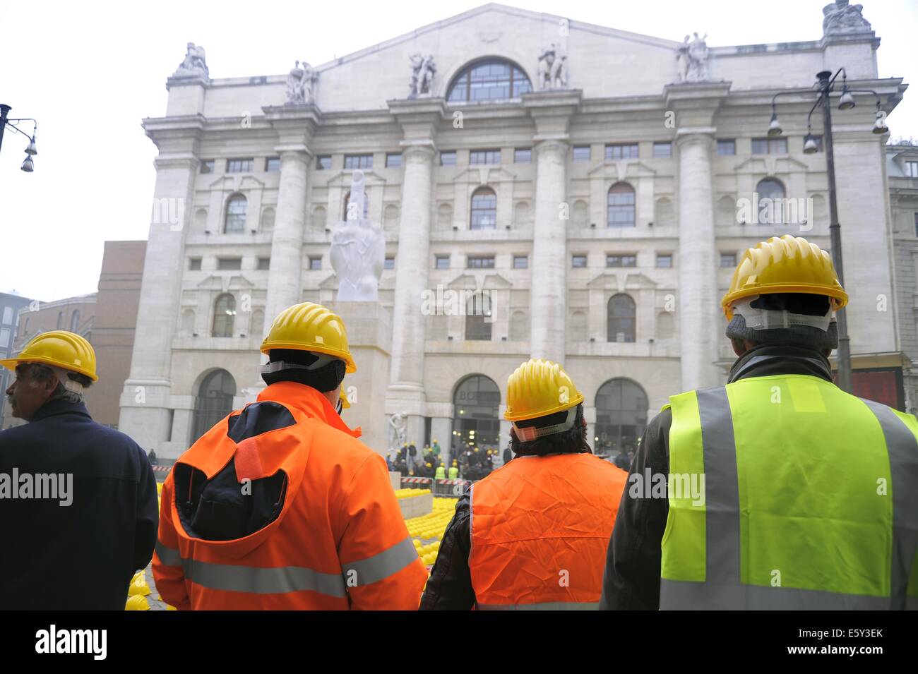 Milano, Italia, protesta degli operai della costruzione contro la crisi economica e la disoccupazione di fronte alla vecchia borsa Foto Stock