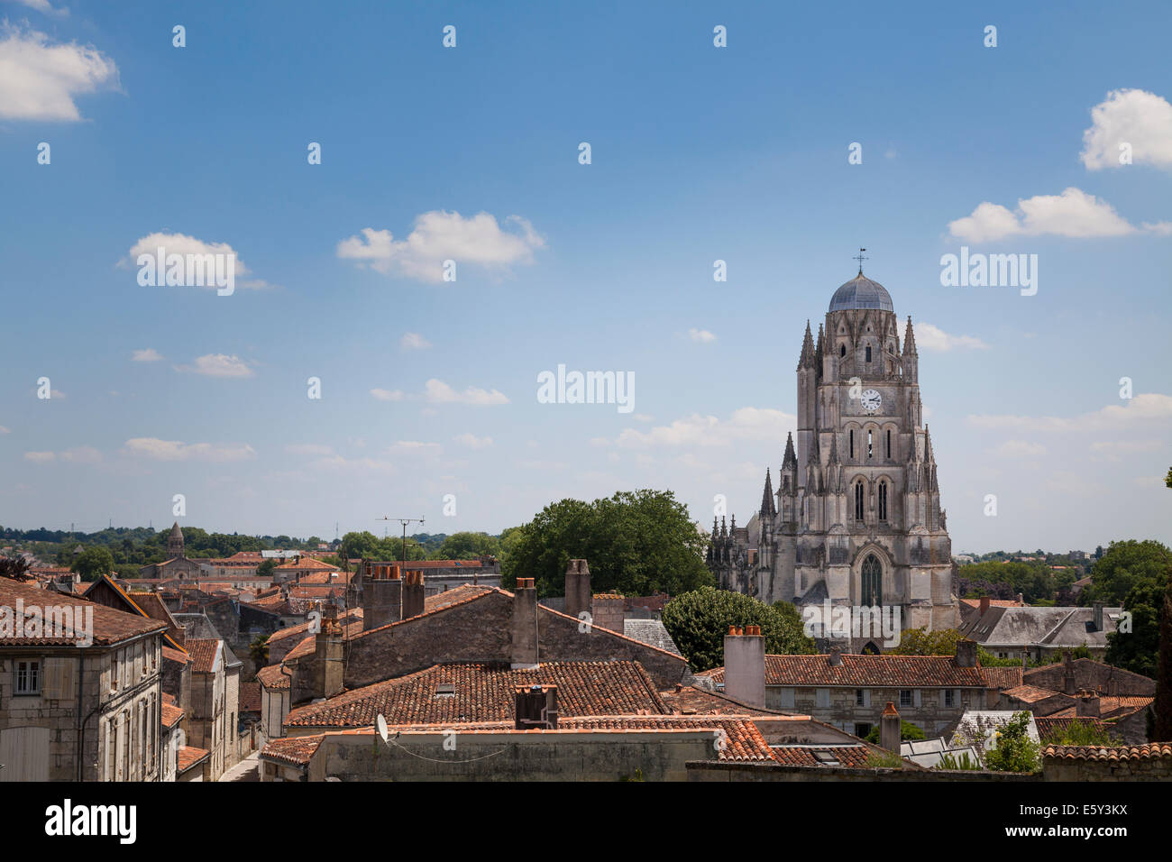 La Cattedrale di San Pietro a Saintes visto sopra i tetti. Foto Stock