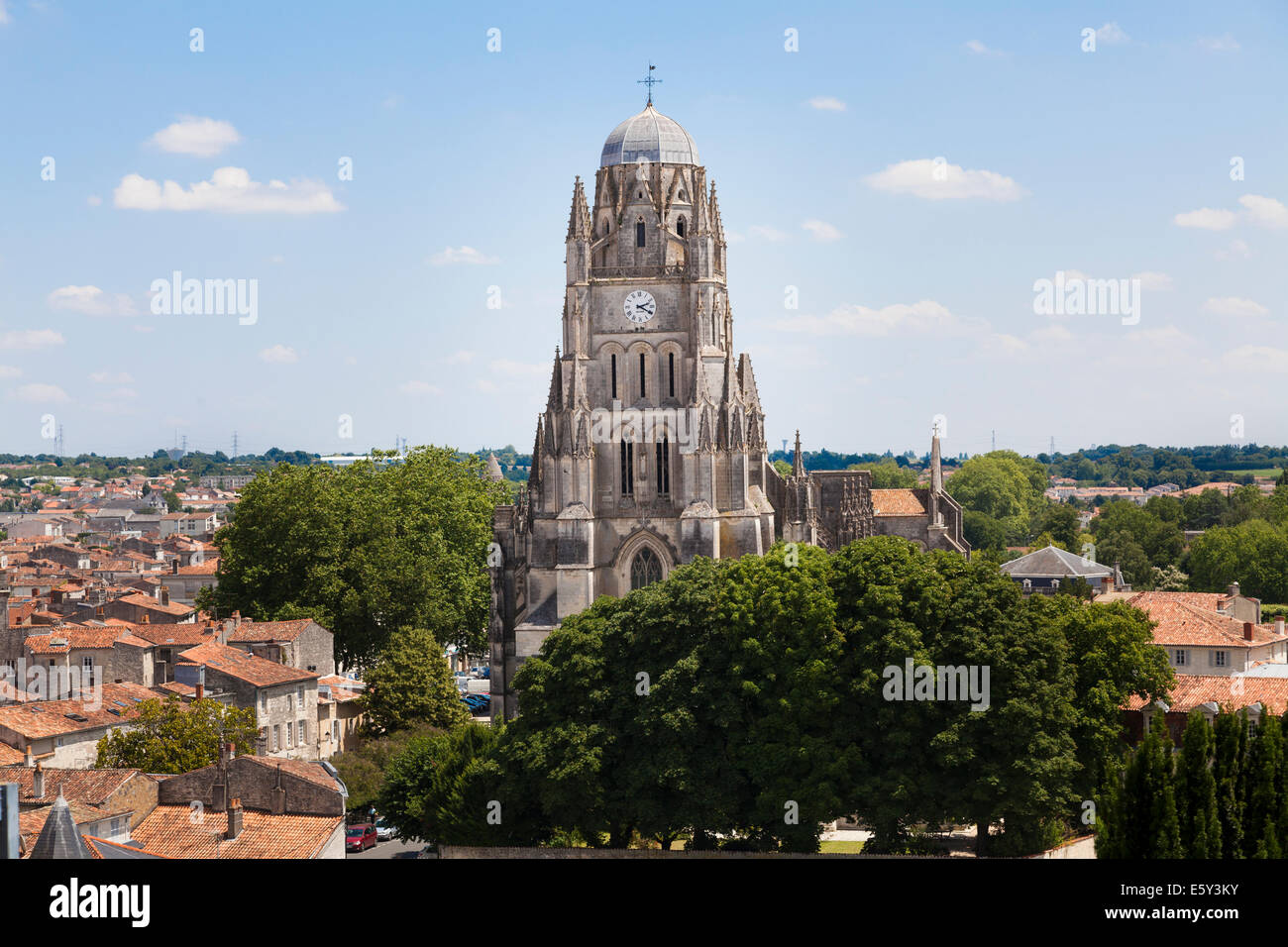 La Cattedrale di San Pietro a Saintes visto sopra i tetti. Foto Stock