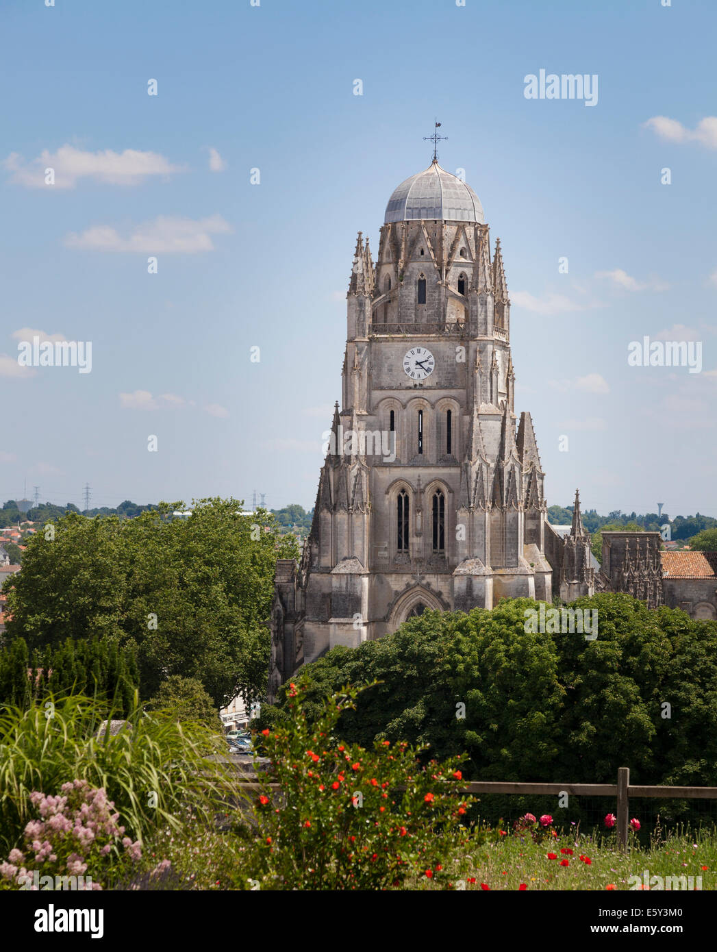 La Cattedrale di San Pietro a Saintes visto sopra i tetti. Foto Stock