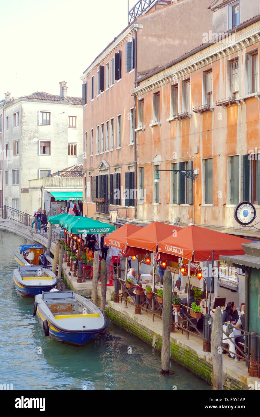 Piccoli ristoranti su un piccolo canale di Venezia, Italia Foto Stock