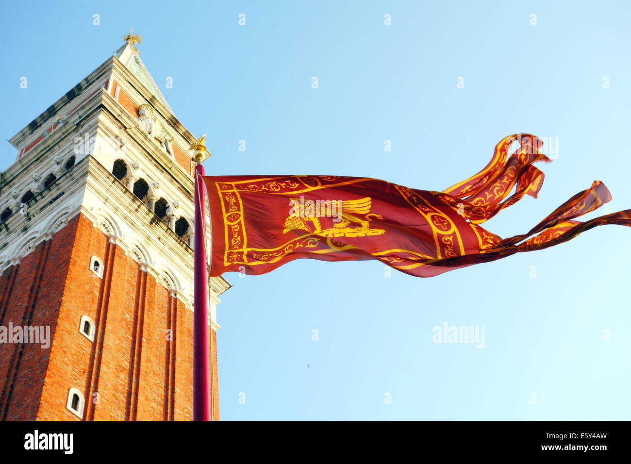 Serenissima bandiera e San Marco torre a Venezia, Italia Foto Stock