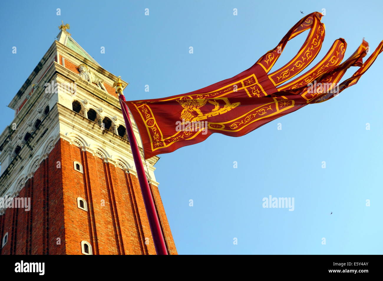 Serenissima bandiera e San Marco torre a Venezia, Italia Foto Stock