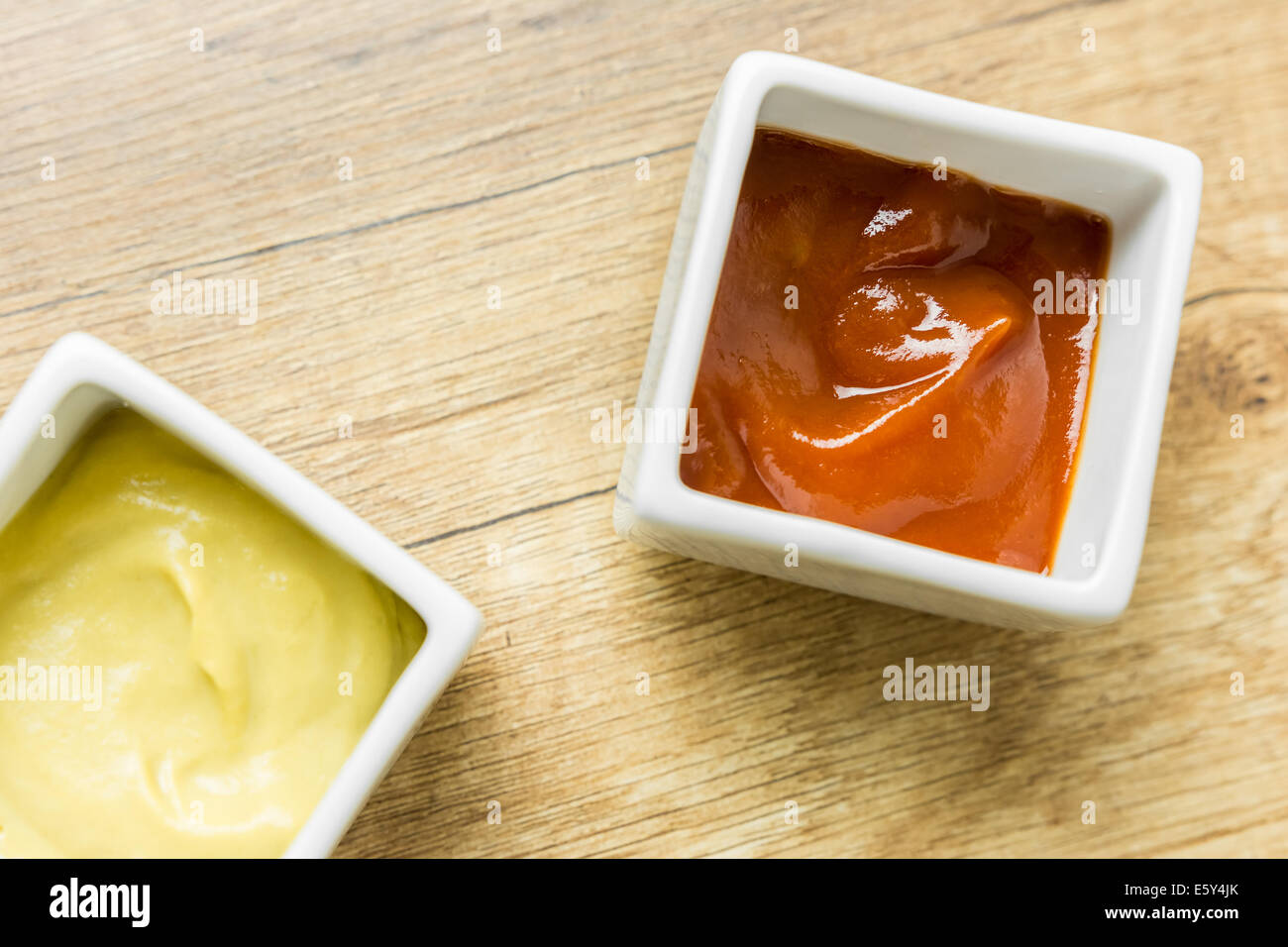 La senape e ketchup salsa in ciotola bianco Foto Stock