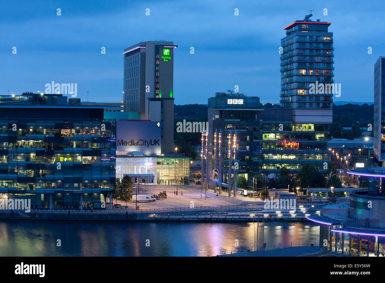 Panorama di Salford Quays e Media City a Manchester, Regno Unito al crepuscolo, girato dalla parte superiore del Quay West. Foto Stock