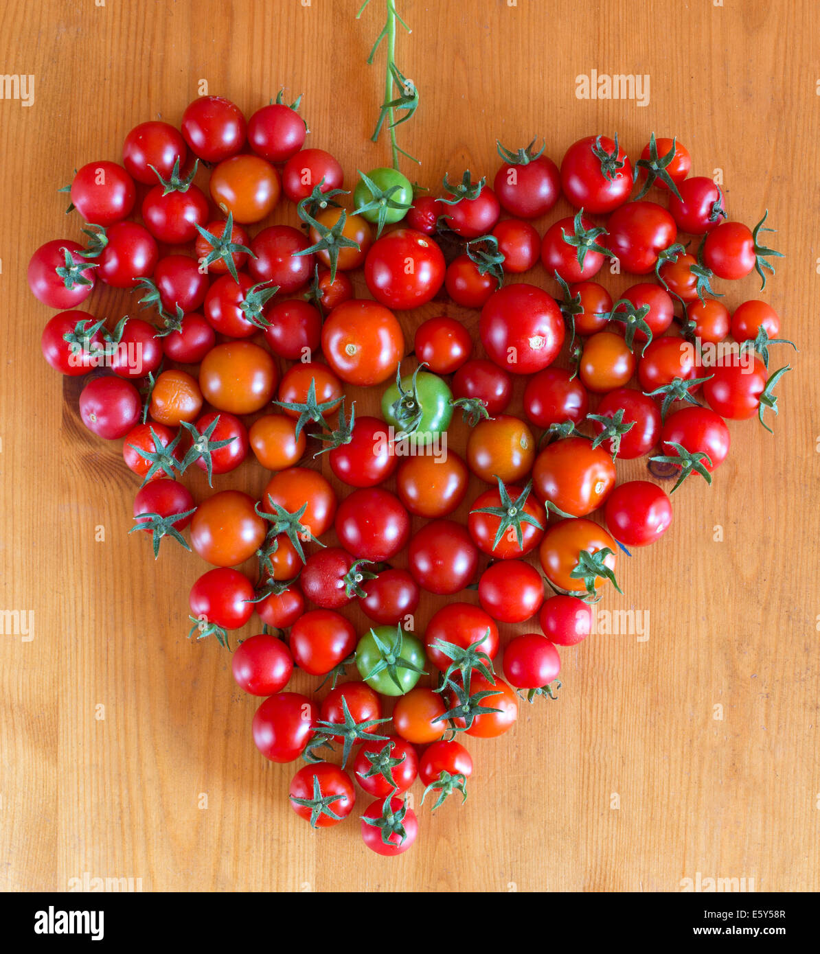 Pomodori ciliegia a forma di cuore Foto Stock Pomodori ciliegia a forma di cuore Foto Stock