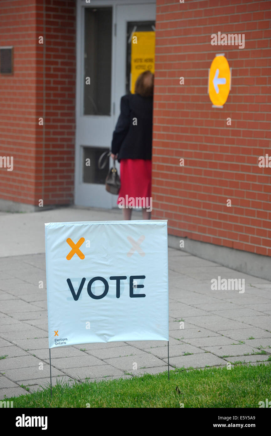 Indicazioni di voto a Londra, Ontario prima di 2014 elezioni provinciali. Foto Stock
