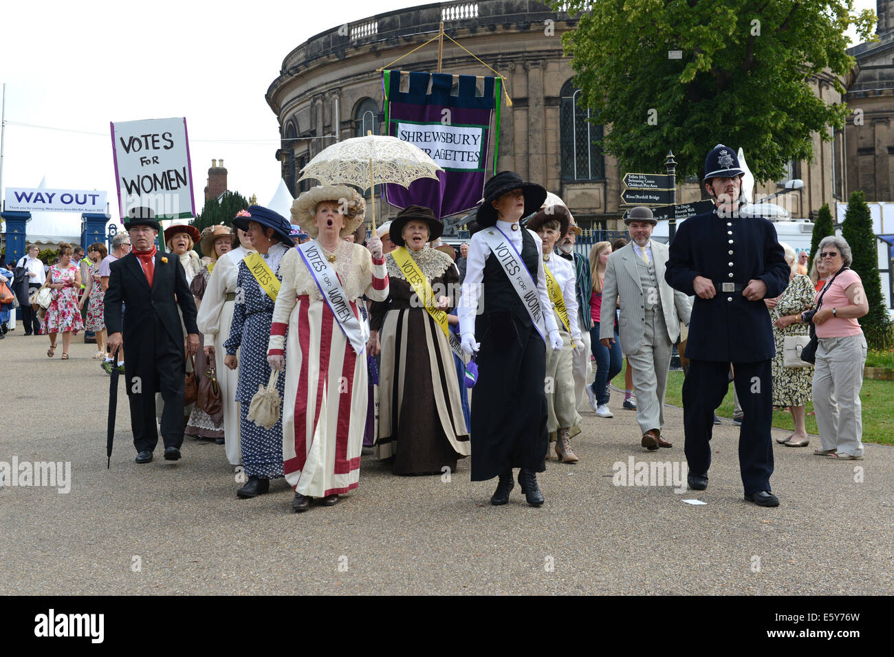 Suffragette suffragettes rievocazione storica marcia di protesta Shrewsbury Flower Show 2014 Foto Stock