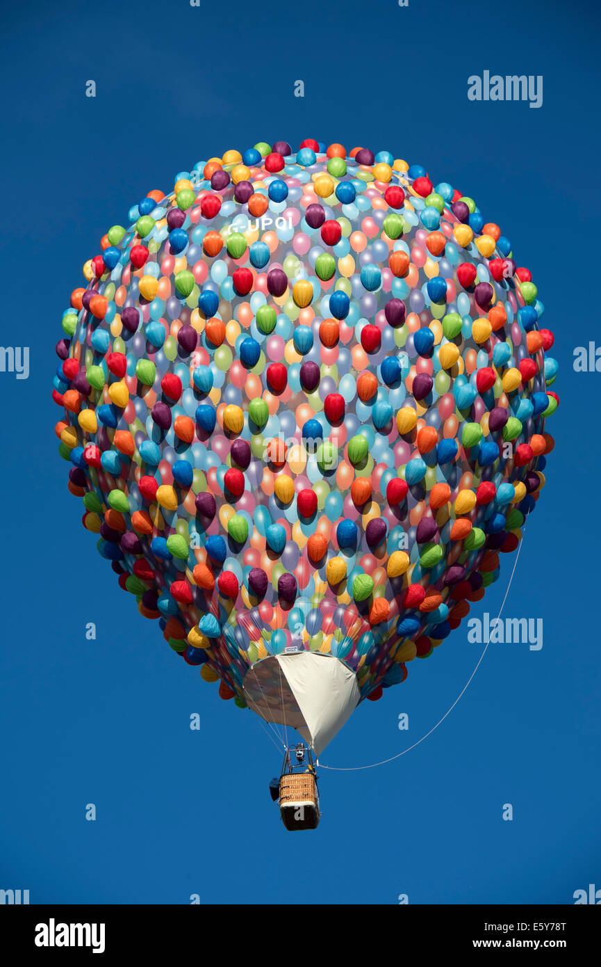 Bristol International Balloon Fiesta, mostrando la salita di massa e lo sbarco di oltre un centinaio di palloncini a questo evento annuale. Foto Stock