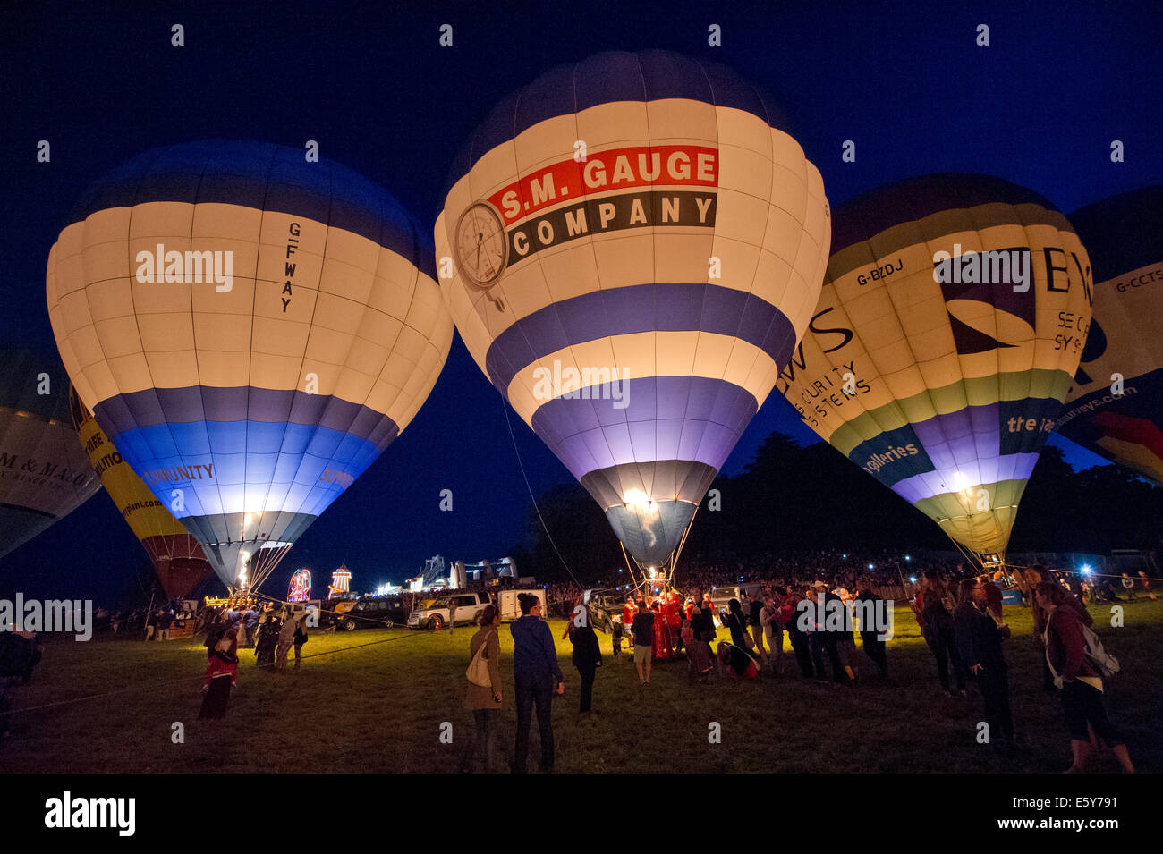 Bristol International Balloon Fiesta, mostrando la salita di massa e lo sbarco di oltre un centinaio di palloncini a questo evento annuale. Foto Stock
