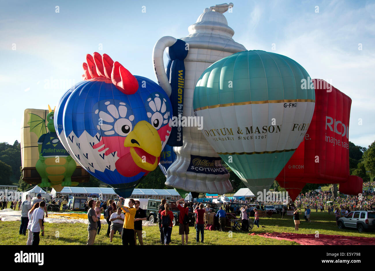 Bristol International Balloon Fiesta, mostrando la salita di massa e lo sbarco di oltre un centinaio di palloncini a questo evento annuale. Foto Stock