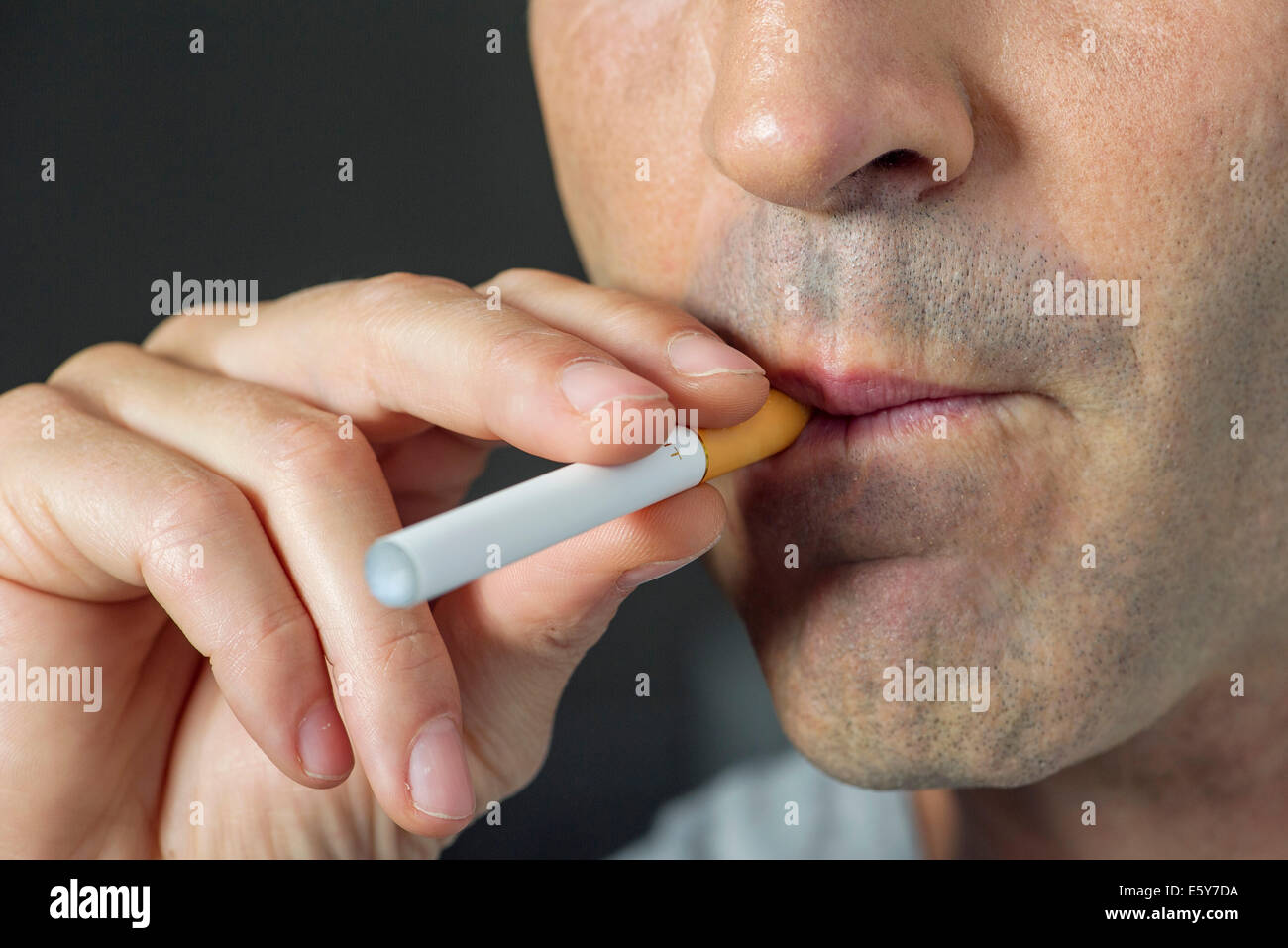 Uomo di fumare sigarette electonic, ritagliato Foto Stock
