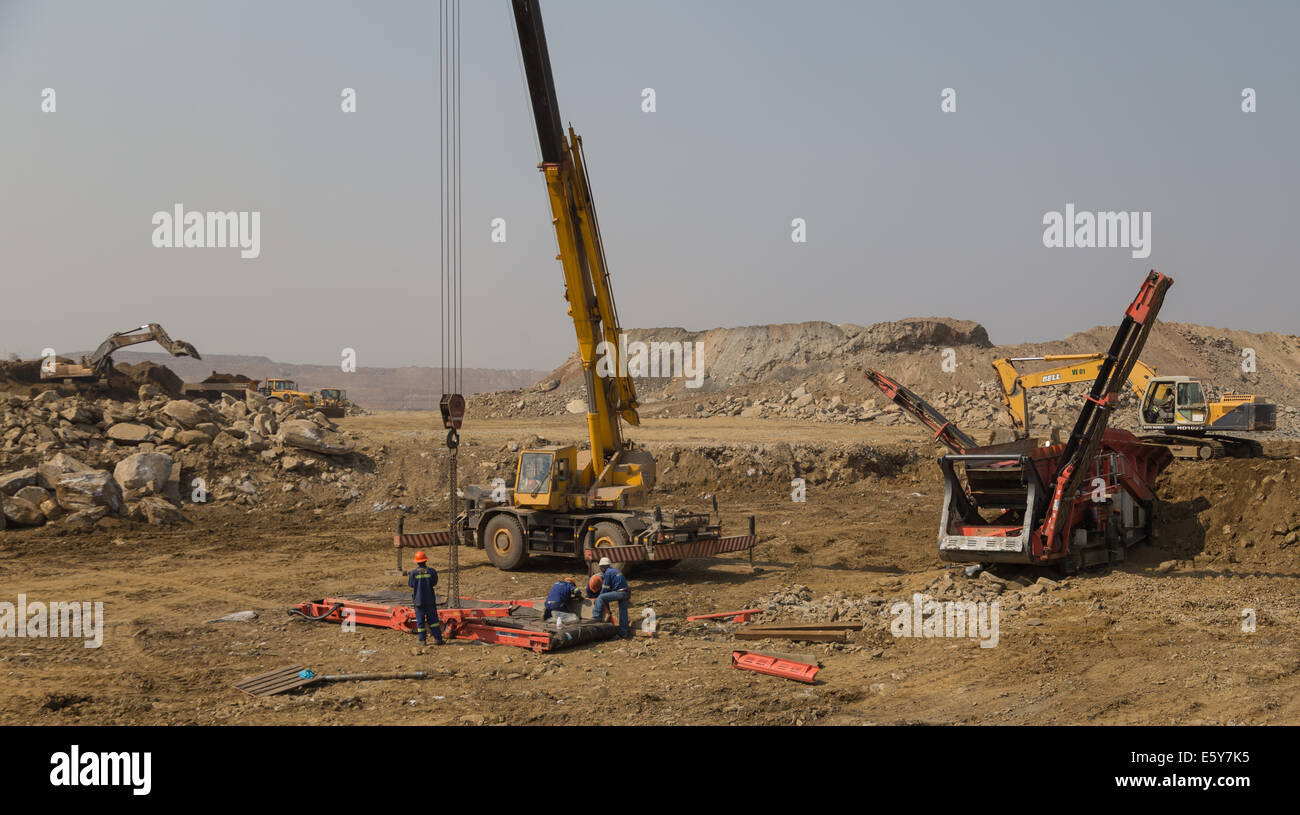 Lavoratori riparare e mantenere una frantumazione Sandvik/ impianto di vagliatura in un grande cast aperto miniera di rame nello Zambia, Africa. Foto Stock