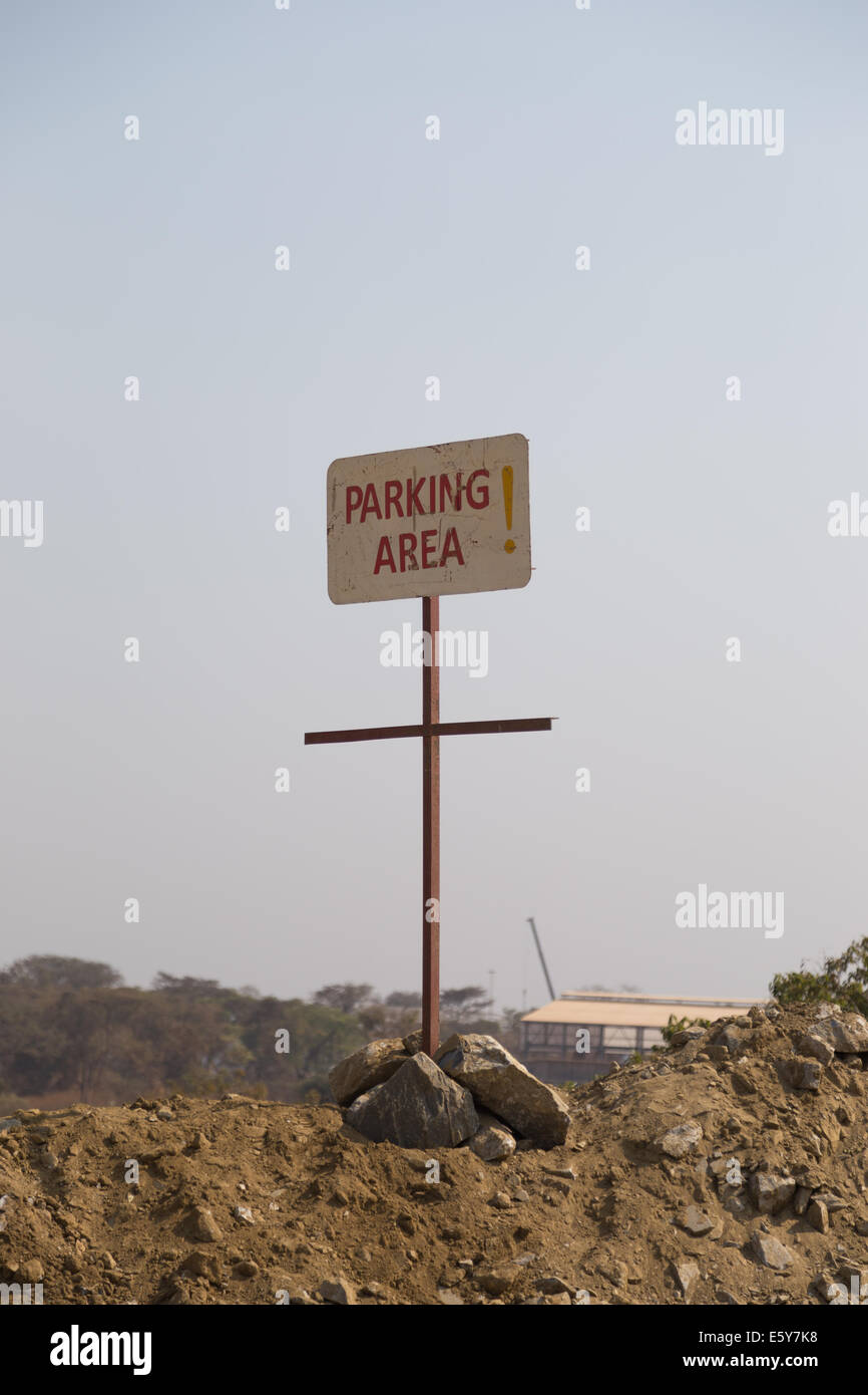 Un simbolo di parcheggio in un grande cast aperto miniera di rame Foto Stock