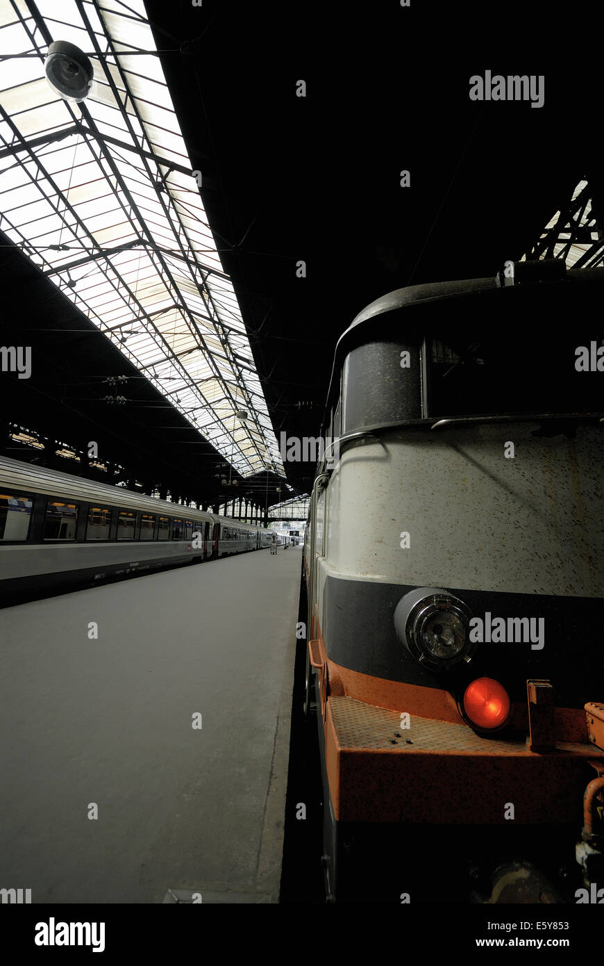 Locomotiva a Gare St Lazare stazione ferroviaria, Parigi, Francia Foto Stock