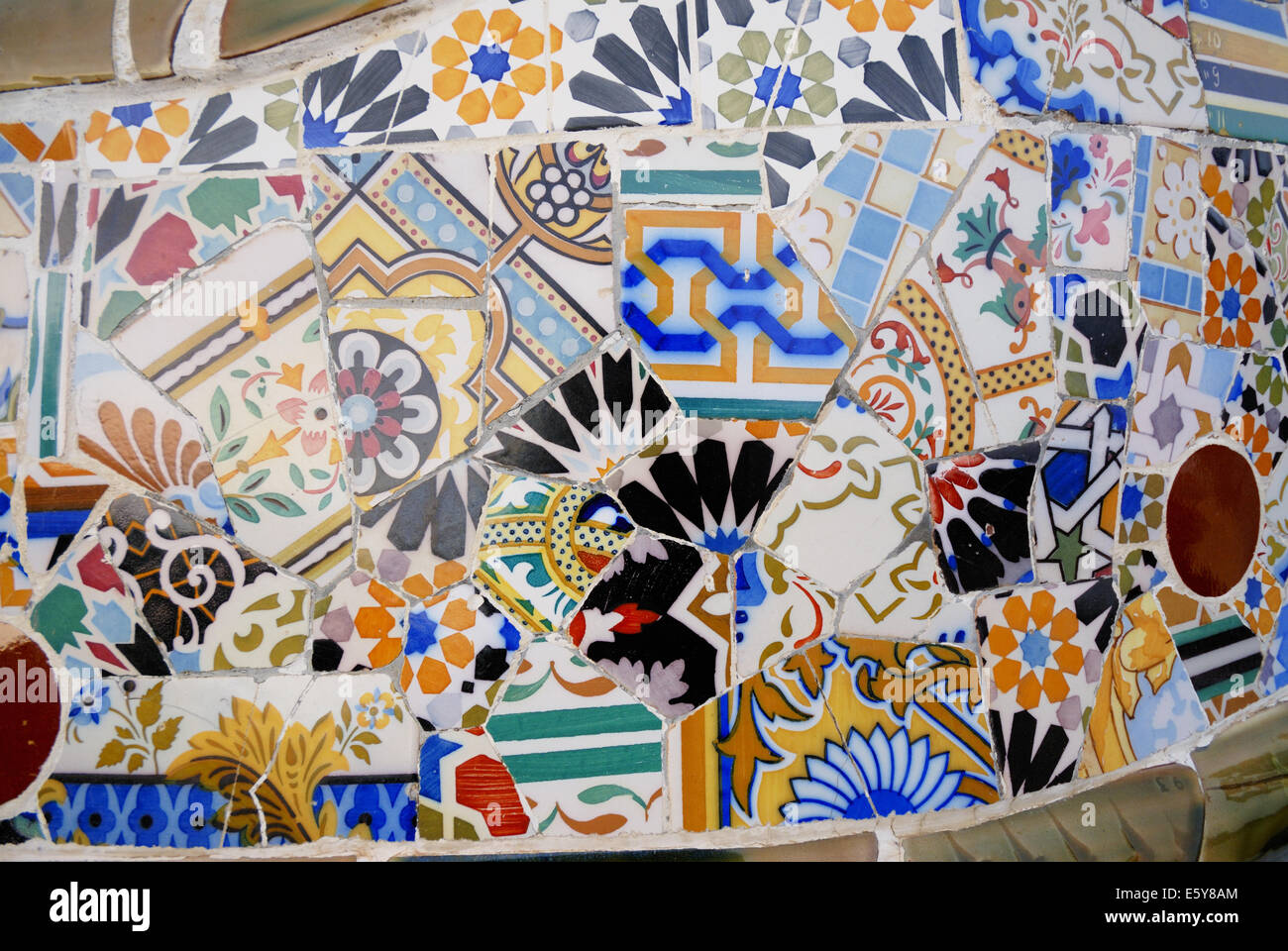 Mosaico ceramico artwork da Gaudi presso il Parc Güell, Barcellona, Spagna Foto Stock