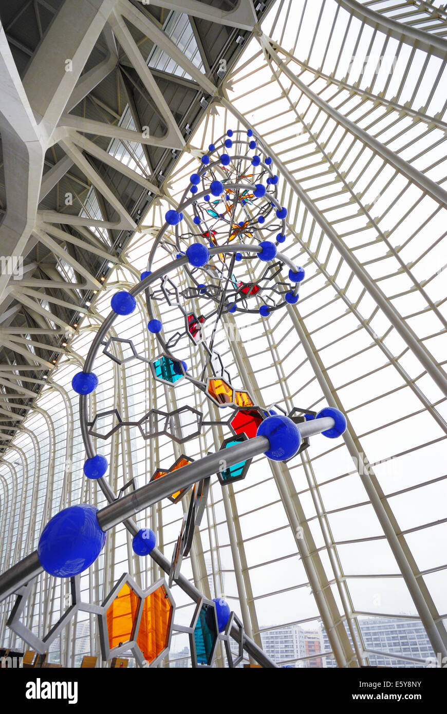 Monumento dell'elica del DNA nel Museo della Scienza, Città delle Arti e delle Scienze di Valencia, Spagna Foto Stock