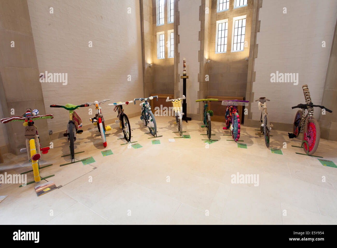 Il celebrare il Tour de France,Yorkshire gruppi di tessitura a maglia prodotto biciclette che sono state visualizzate in Sheffield Cathedral Foto Stock