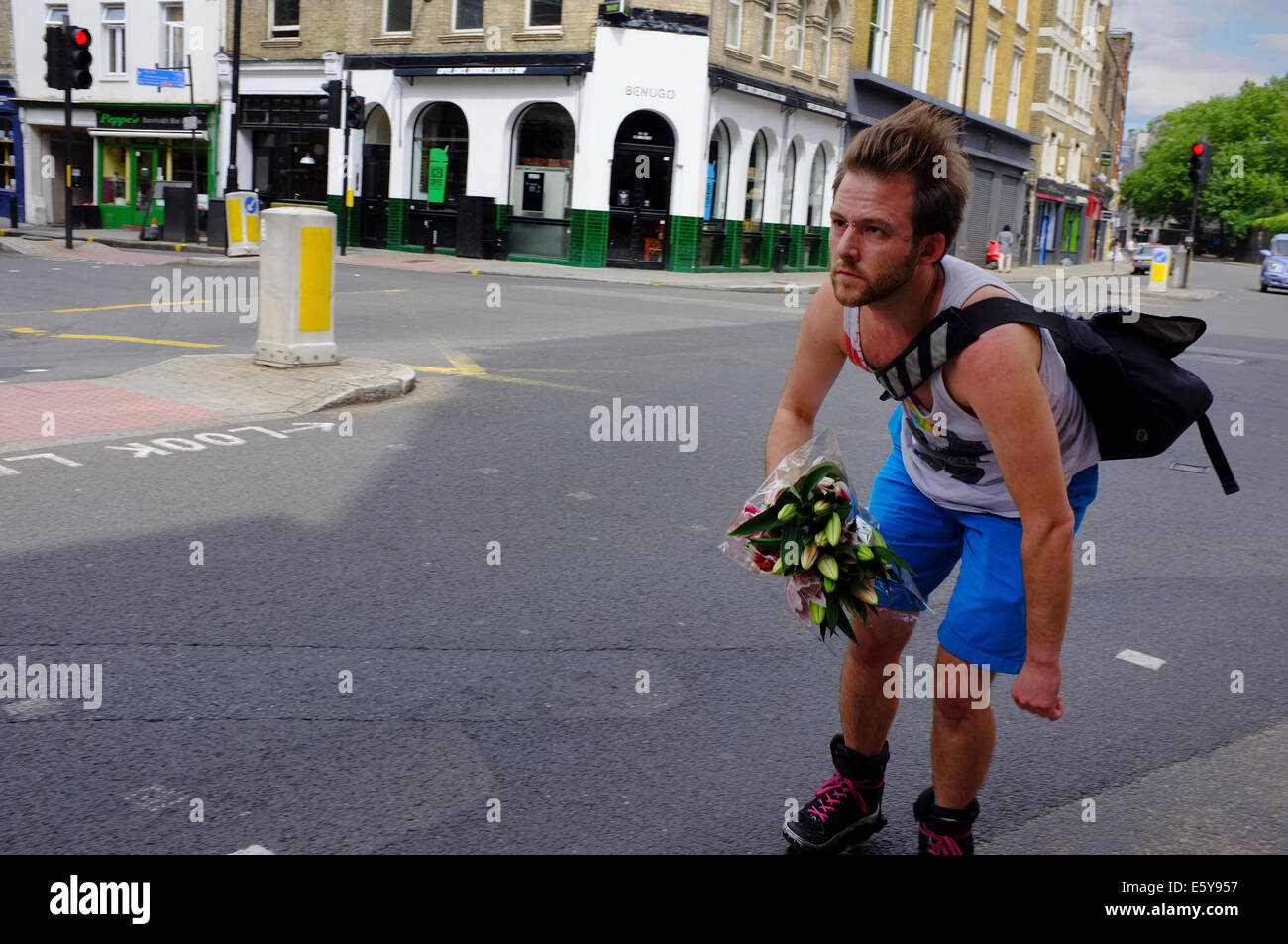 L'uomo sul rullo porta lame bouquet di fiori Foto Stock