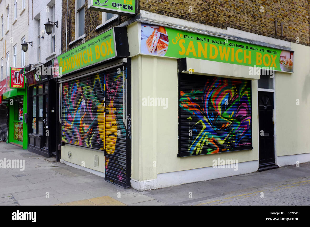 Casella di sandwich shop con arte su serrande nella zona est di Londra Foto Stock