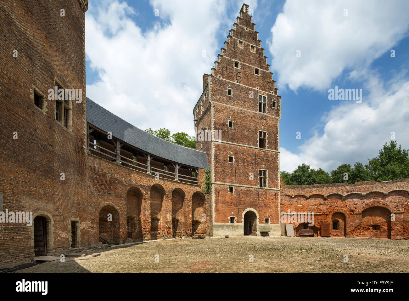 Cortile interno del medievale castello di Beersel, Fiandre, in Belgio Foto Stock