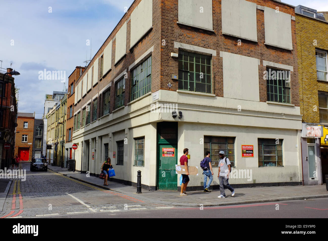 Persone che camminano in oriente le vie di Londra in una giornata di sole Foto Stock