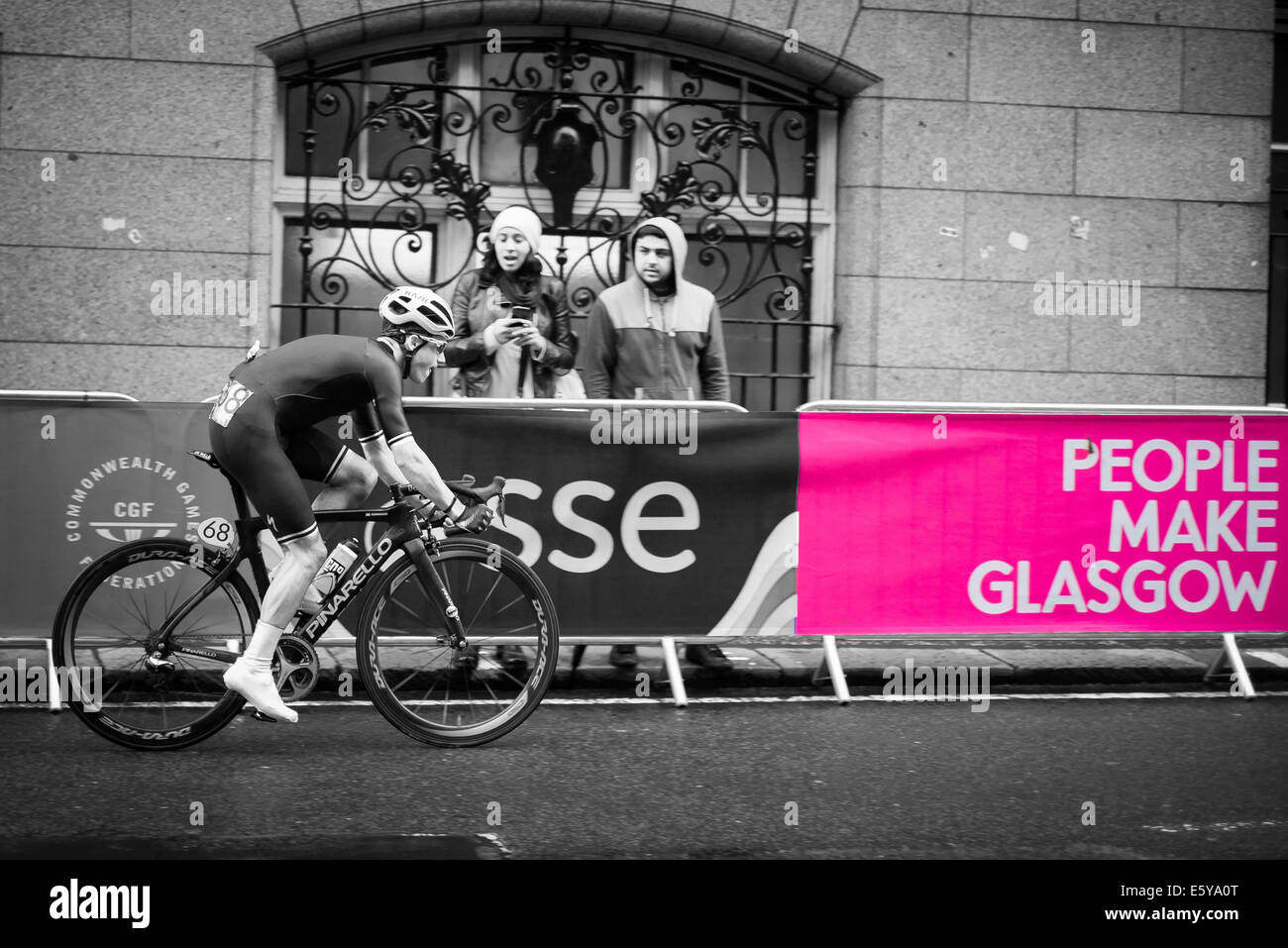 Le persone fanno Glasgow road cycling race 2014(© Alan Davidson) Foto Stock