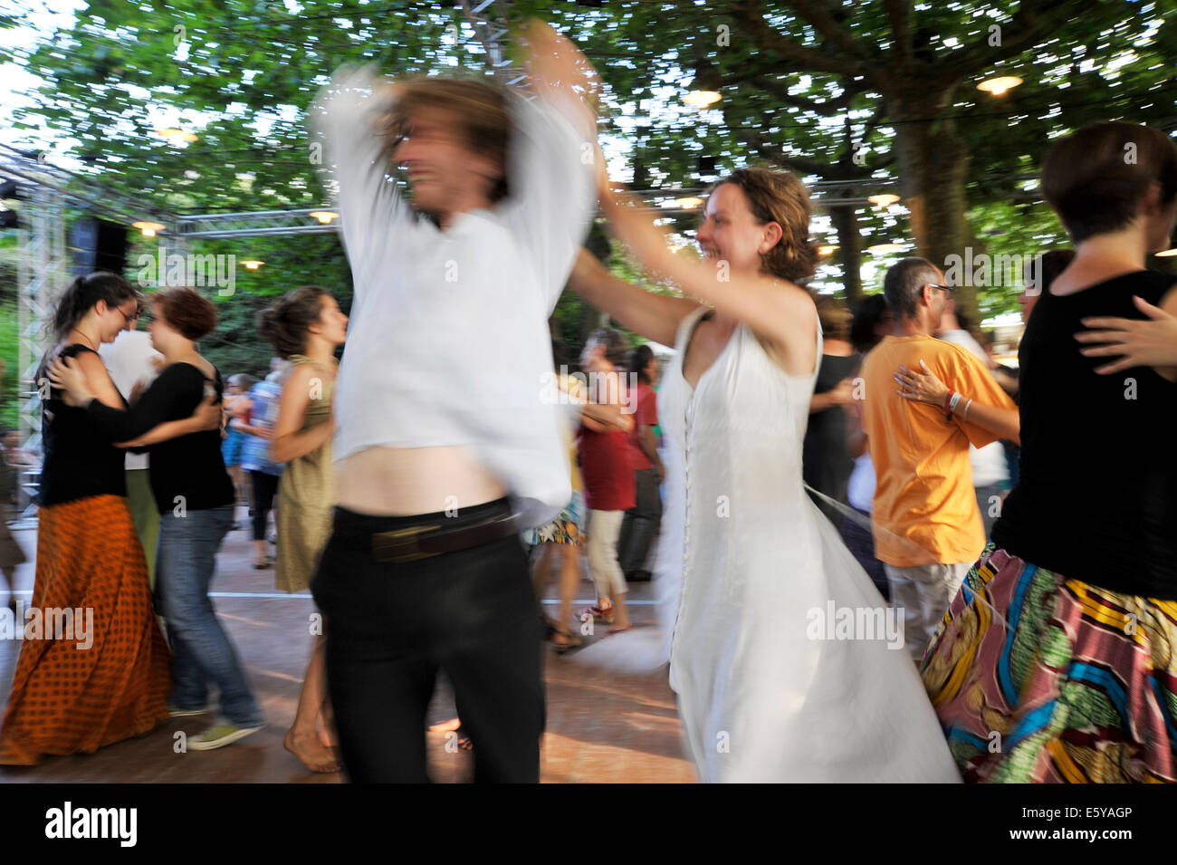 Balli presso la Bouche Oreille music festival a Parthenay Deux-Sevres Francia Foto Stock