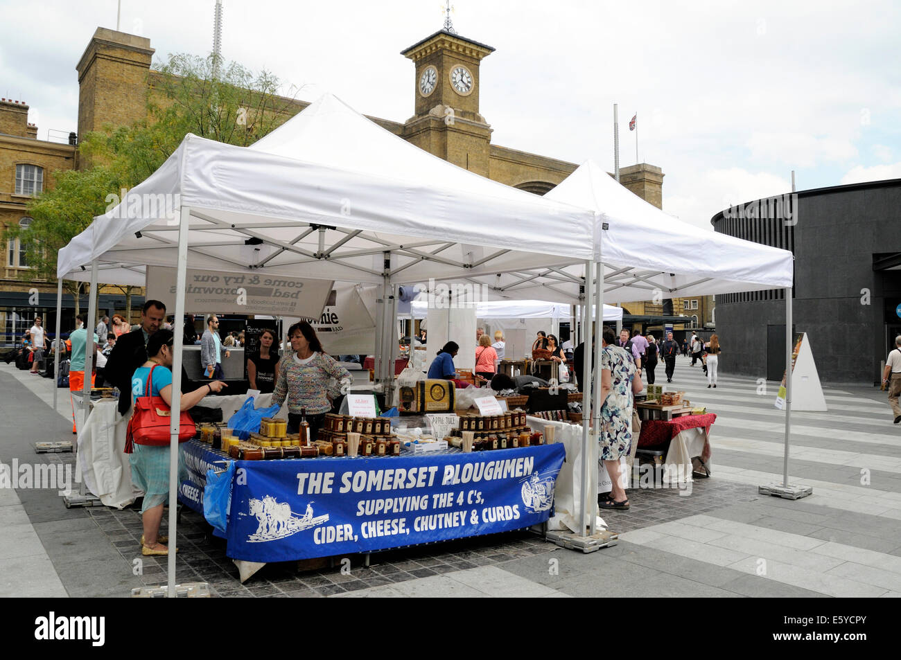 Il Somerset Plowman in stallo Kings Cross veri mercati di prodotti alimentari, Kings Cross Station Square, Londra Inghilterra Gran Bretagna REGNO UNITO Foto Stock