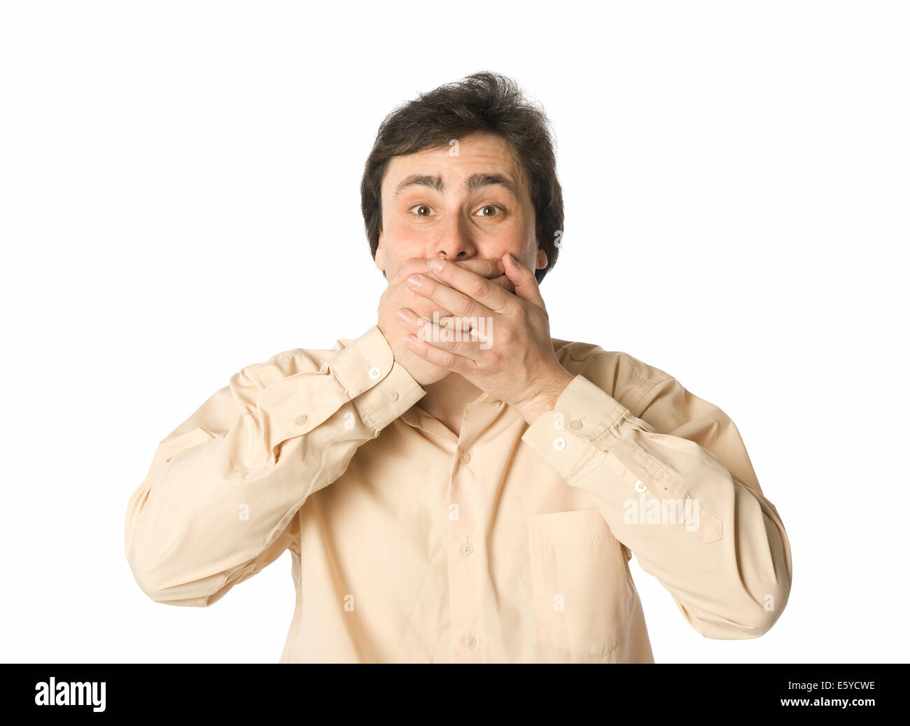 Uomo che copre la bocca con le mani, sfondo bianco Foto Stock
