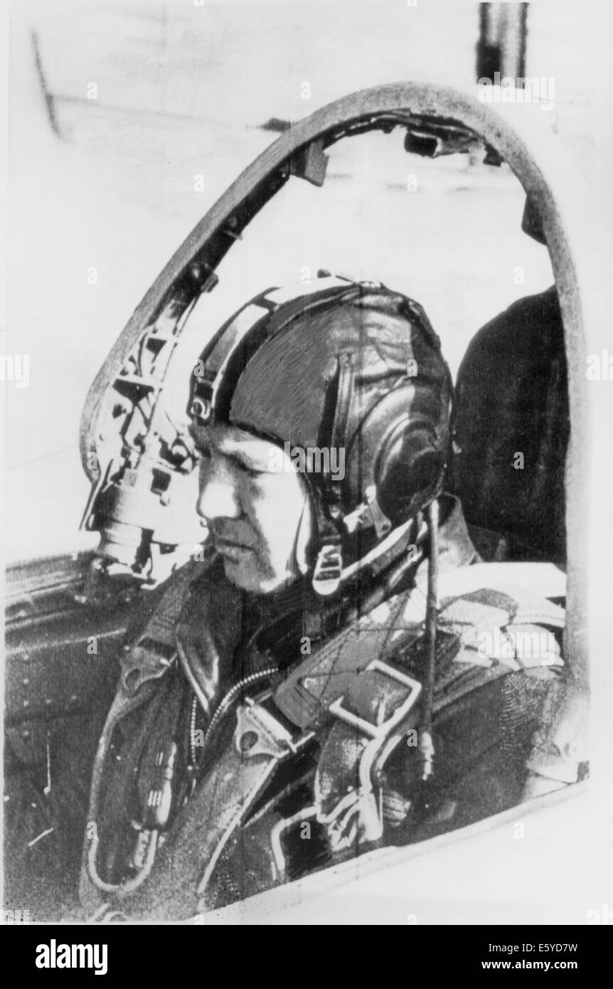 Cosmonaute sovietico, Alexei Leonov, seduto in aereo da combattimento Cockpit durante l'ultima sessione di allenamento, Marzo 1965 Foto Stock