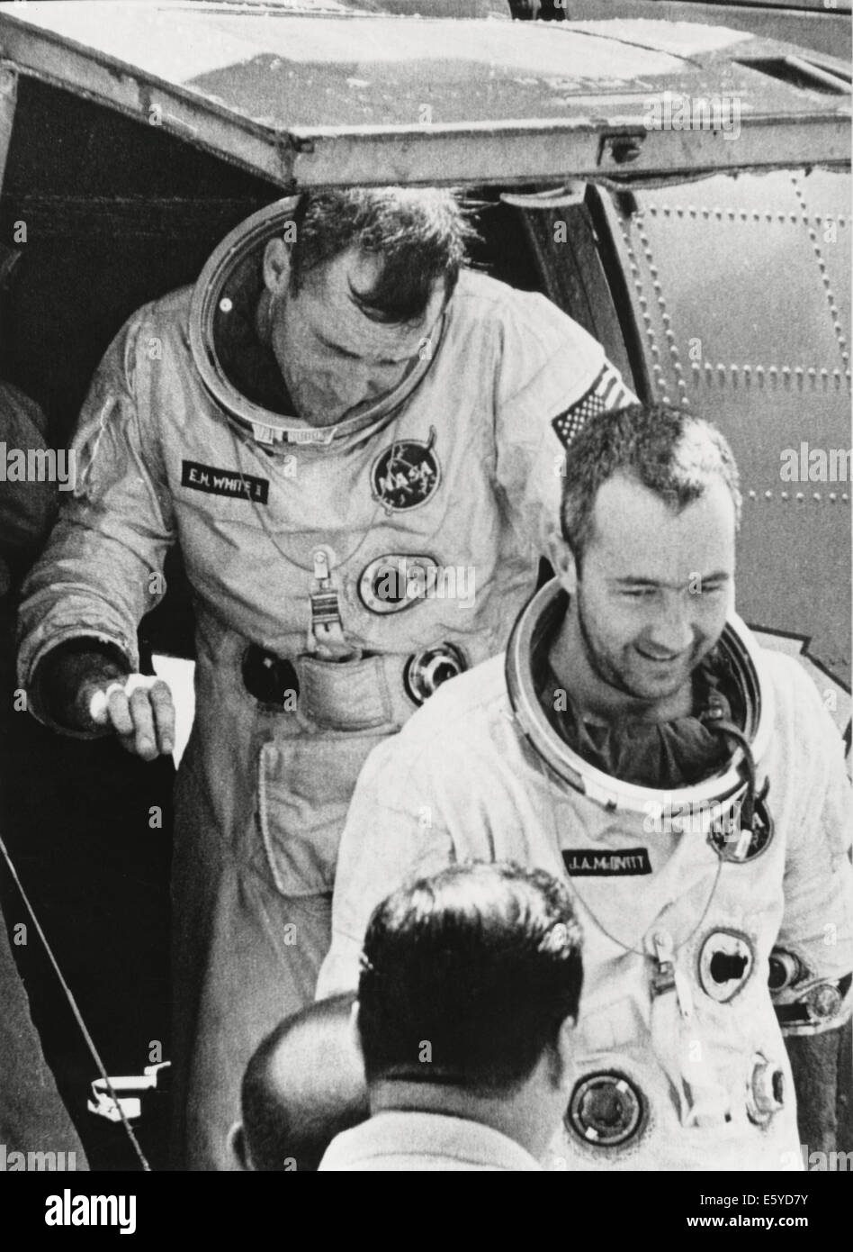 Gli astronauti della NASA James McDivitt (anteriore) e Edward II bianco dopo il completamento della Gemini IV missione spaziale, 7 giugno 1965 Foto Stock