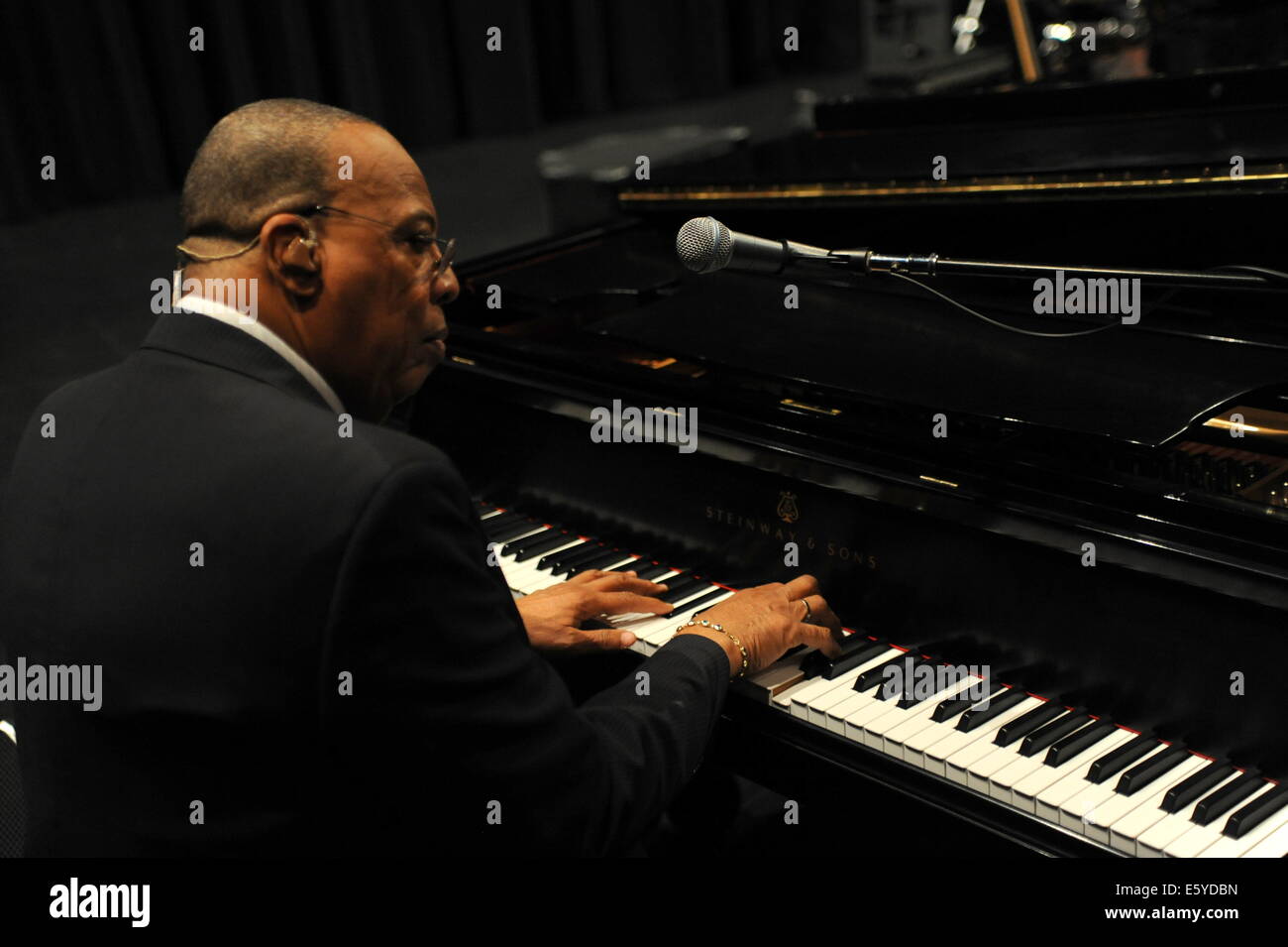 Pianista cubano Chucho Valdés ripassando per un concerto Foto Stock