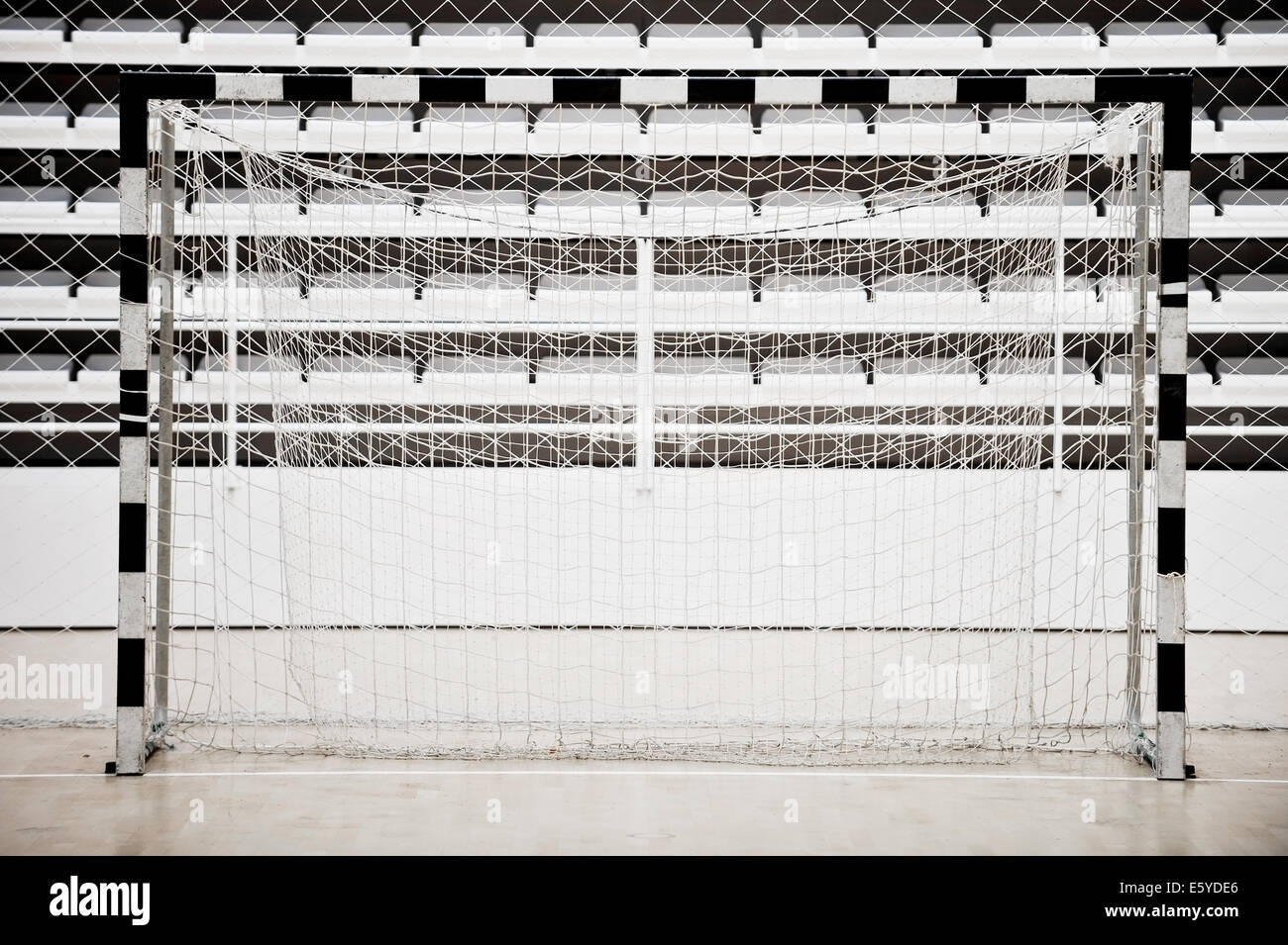 Pallamano vuota Net all'interno di un'arena sportiva Foto Stock
